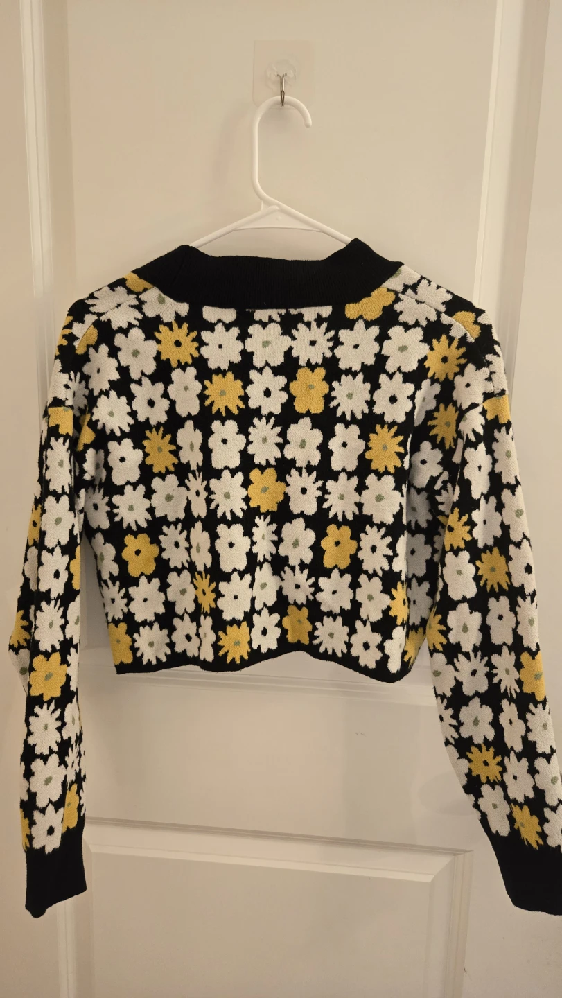 Cropped Cardigan Sweater Flower Design - photo 2