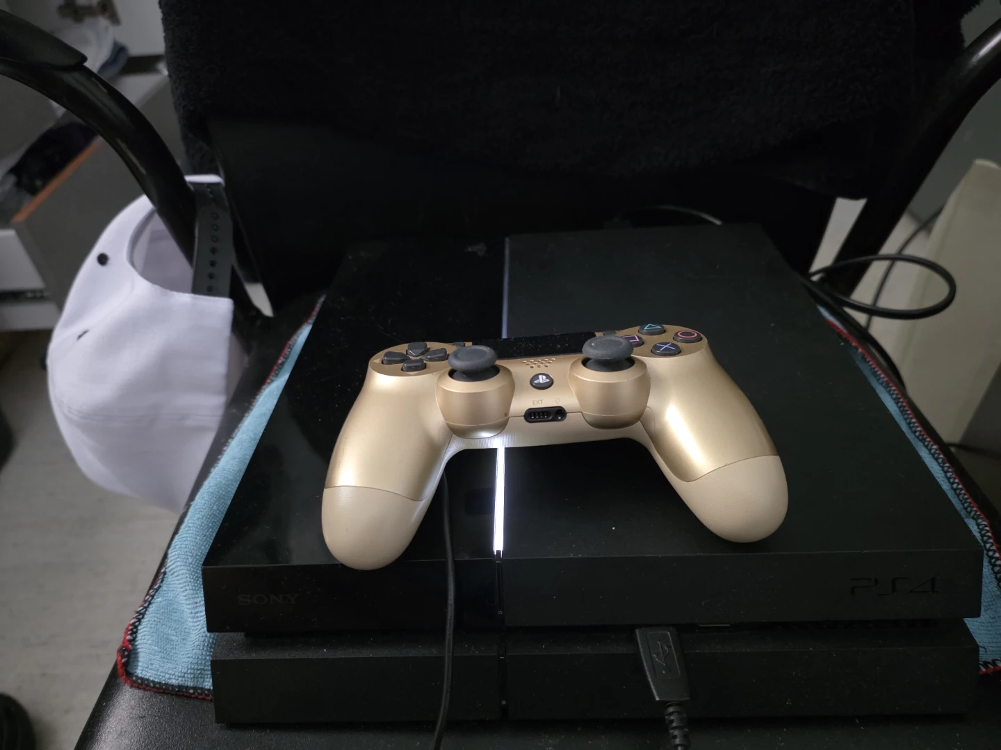 Sony PlayStation 4 Gold Controller +4 games