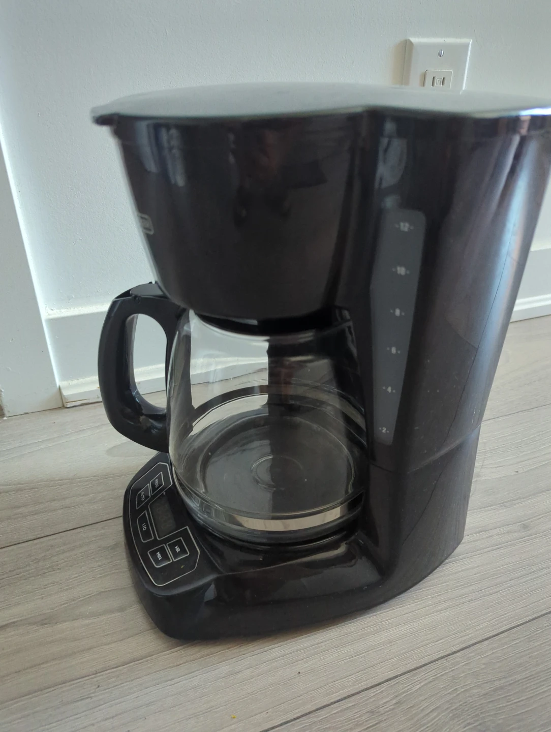 Black + Decker 12-Cup Coffee Maker & free coffee filters - photo 3