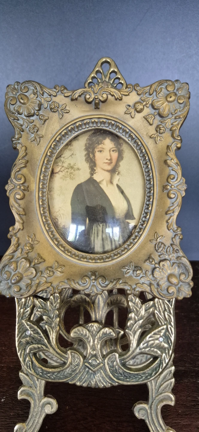 Original Kane Cameo with real convex  (domed) glass cover.