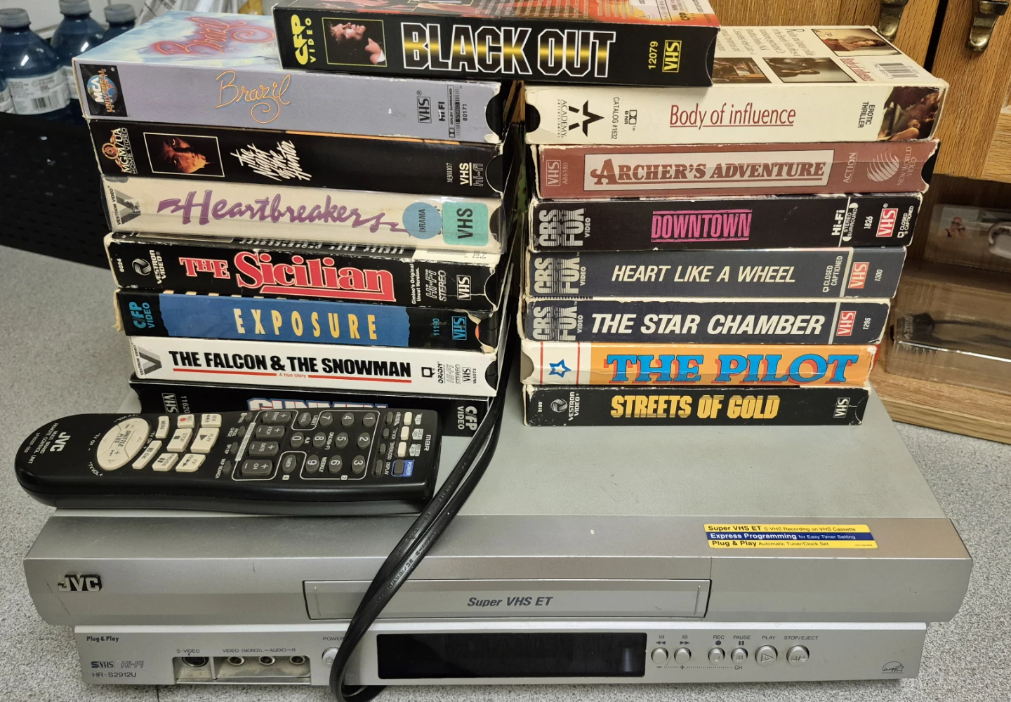 JVC Super VHS ET VCR with Remote & 15 action vhs movies bundle