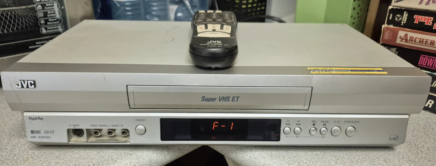 JVC Super VHS ET VCR with Remote & 15 action vhs movies bundle - photo 2