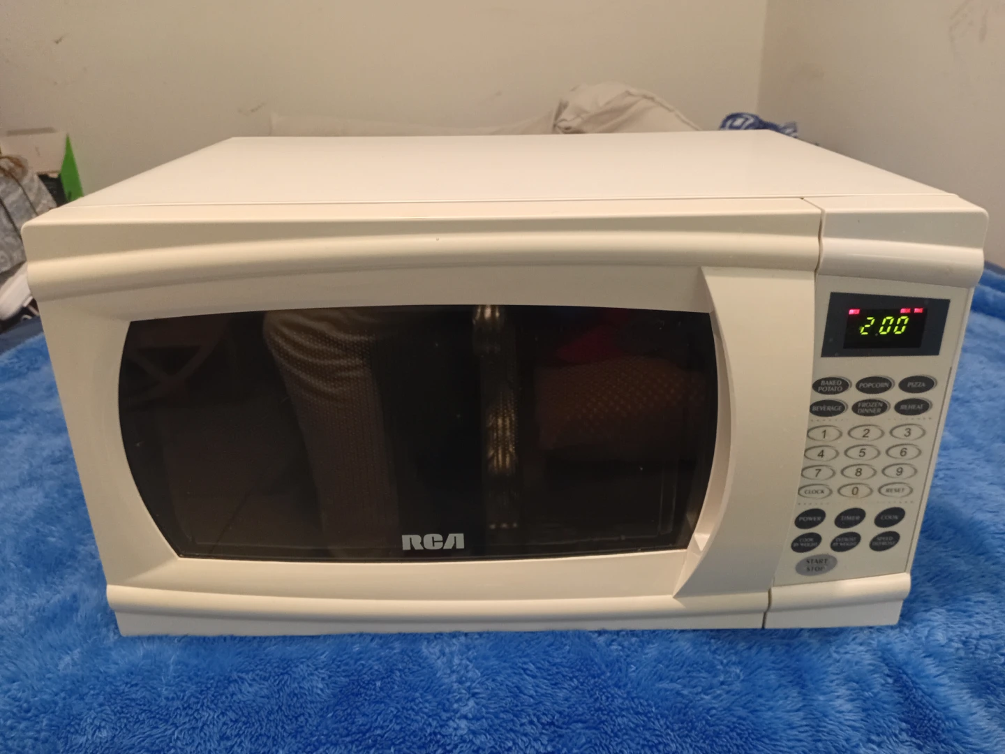 White RCA Microwave - photo 3