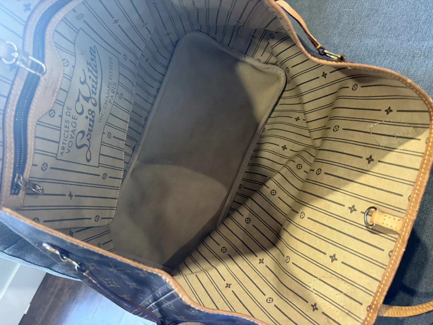 Louis Vuitton Neverfull Tote Bag - photo 4