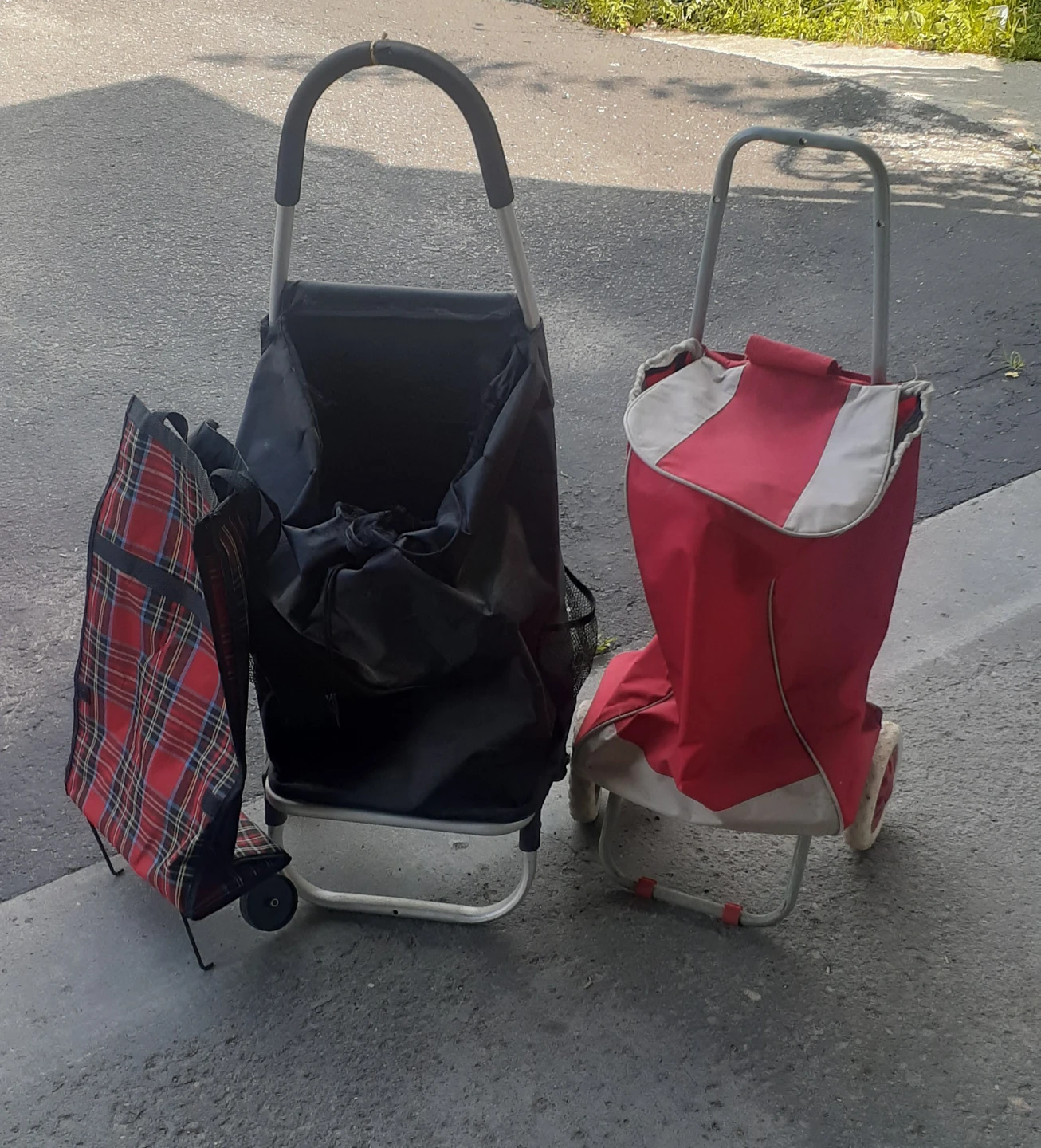 Two Shopping Trolleys - Black & Red - photo 2