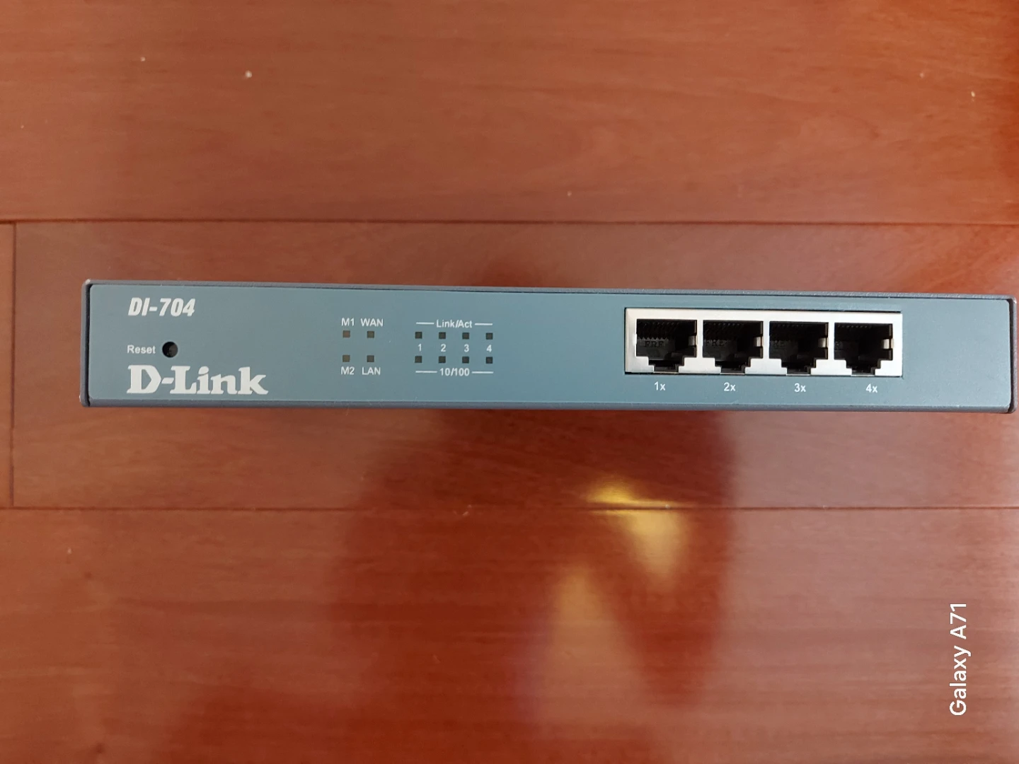 D-Link DI-704 Router / Network Switch