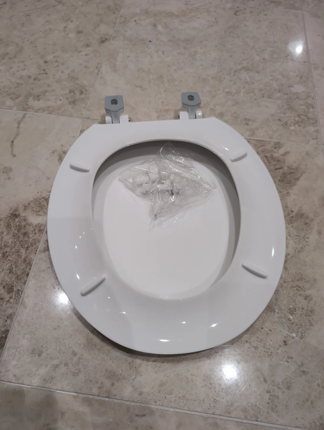 White Toilet Seat with Lid and Hardware