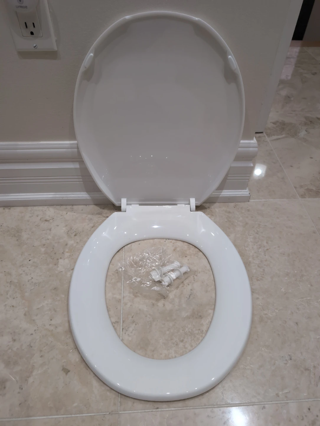 White Toilet Seat with Lid and Hardware - photo 2