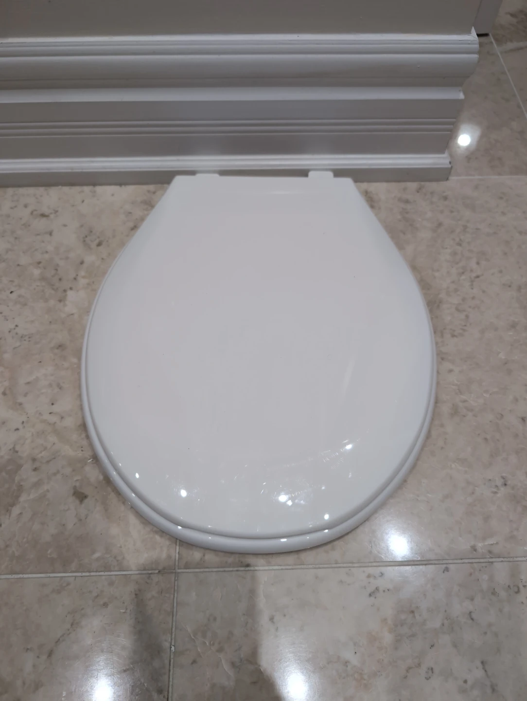 White Toilet Seat with Lid and Hardware - photo 3