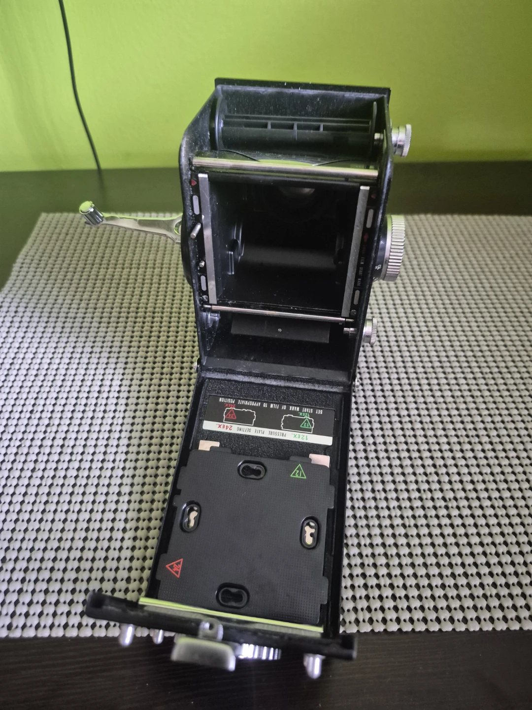Yashica Mat-124 Twin Lens Reflex Camera - photo 4