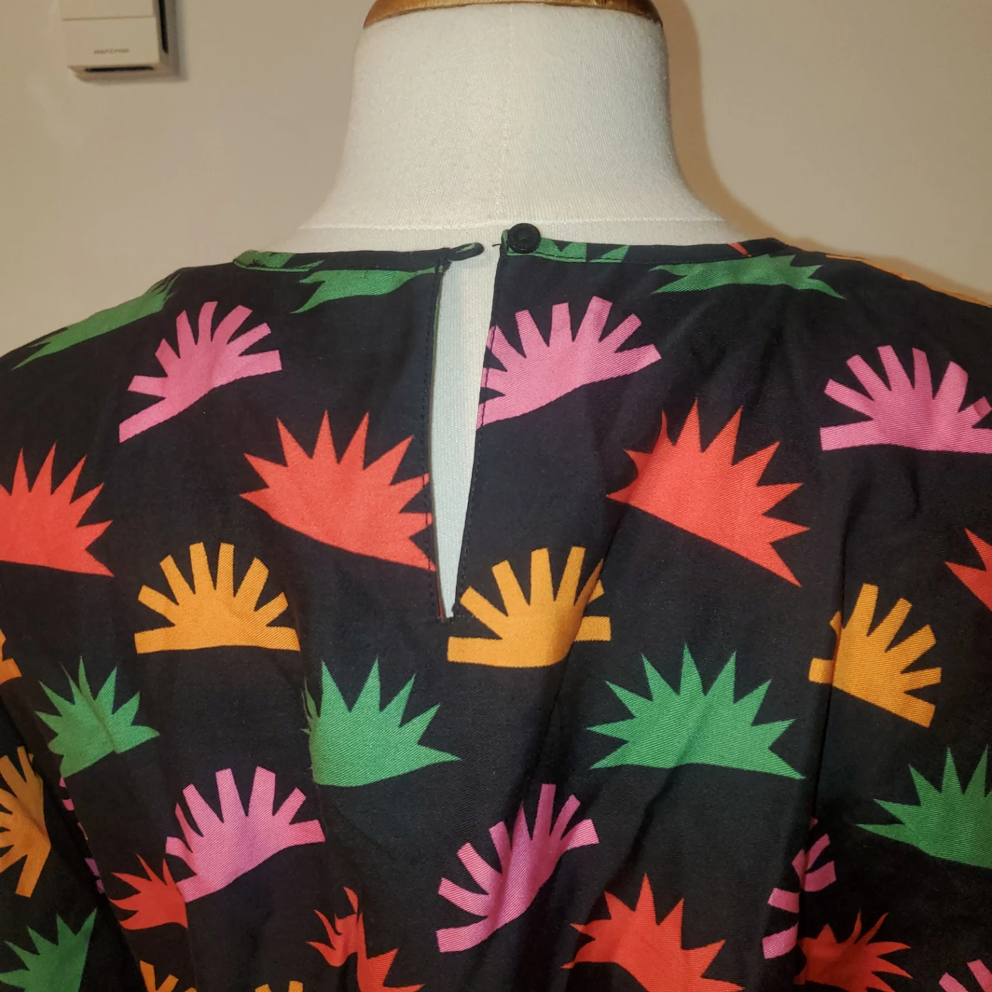 Black dress with colourful sunburst print - photo 3
