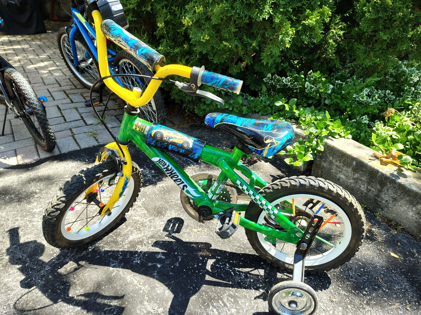 Hot Wheels Kids Bike with Training Wheels - photo 2