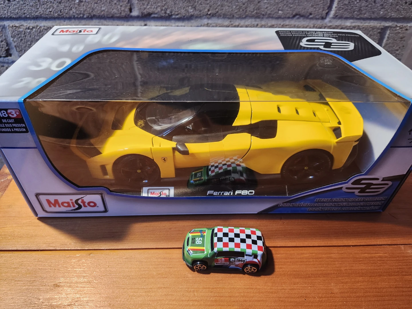 Ferrari F80 Diecast Car - brand new - photo 5