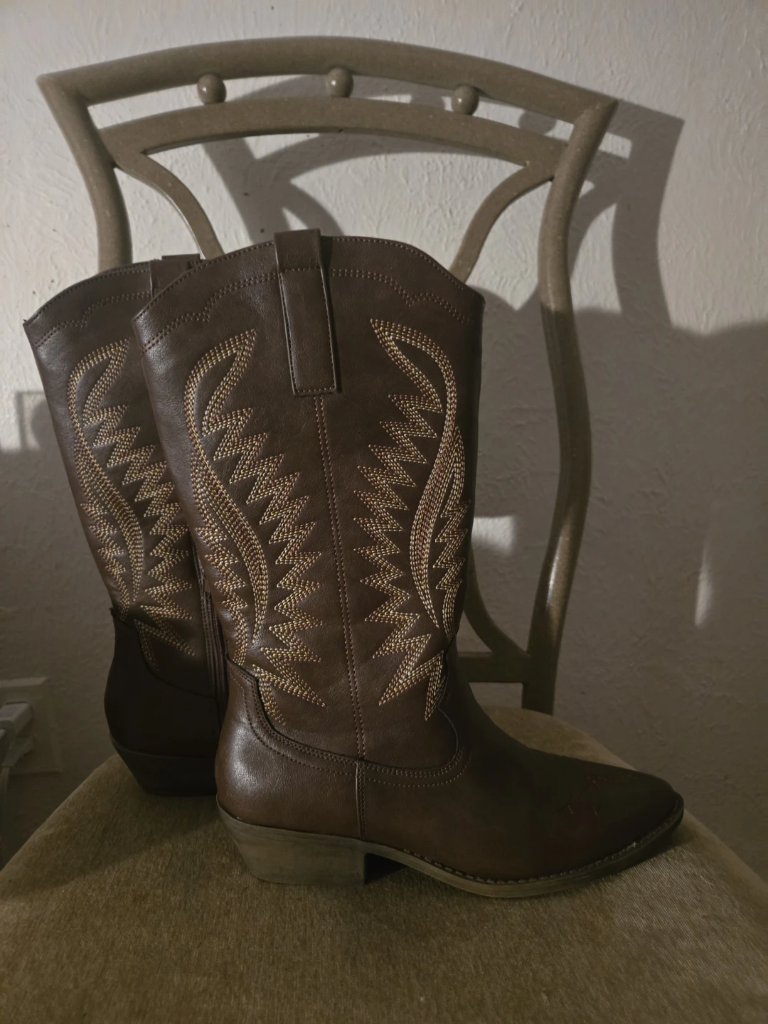 Women's cowgirl boots size 8.5