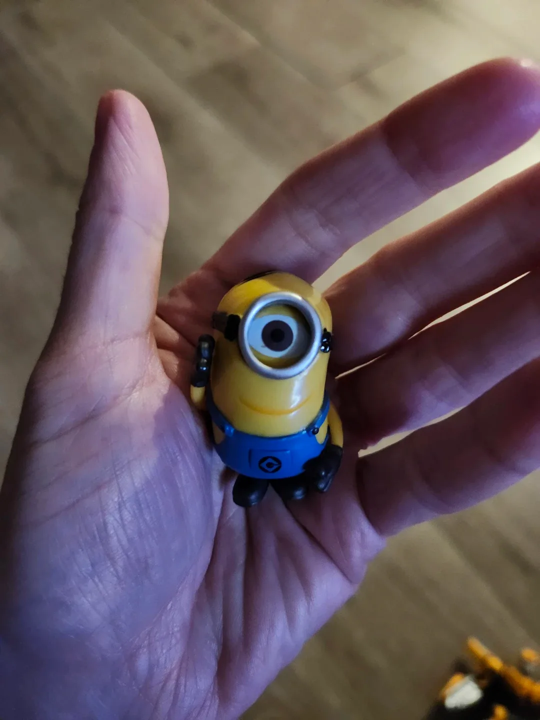 $5 minion figurine 2"