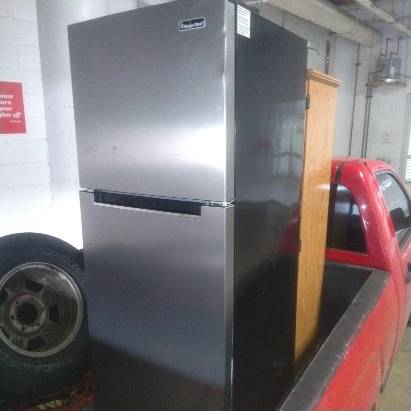 Magic Chef Refrigerator 60 inch tall - photo 2
