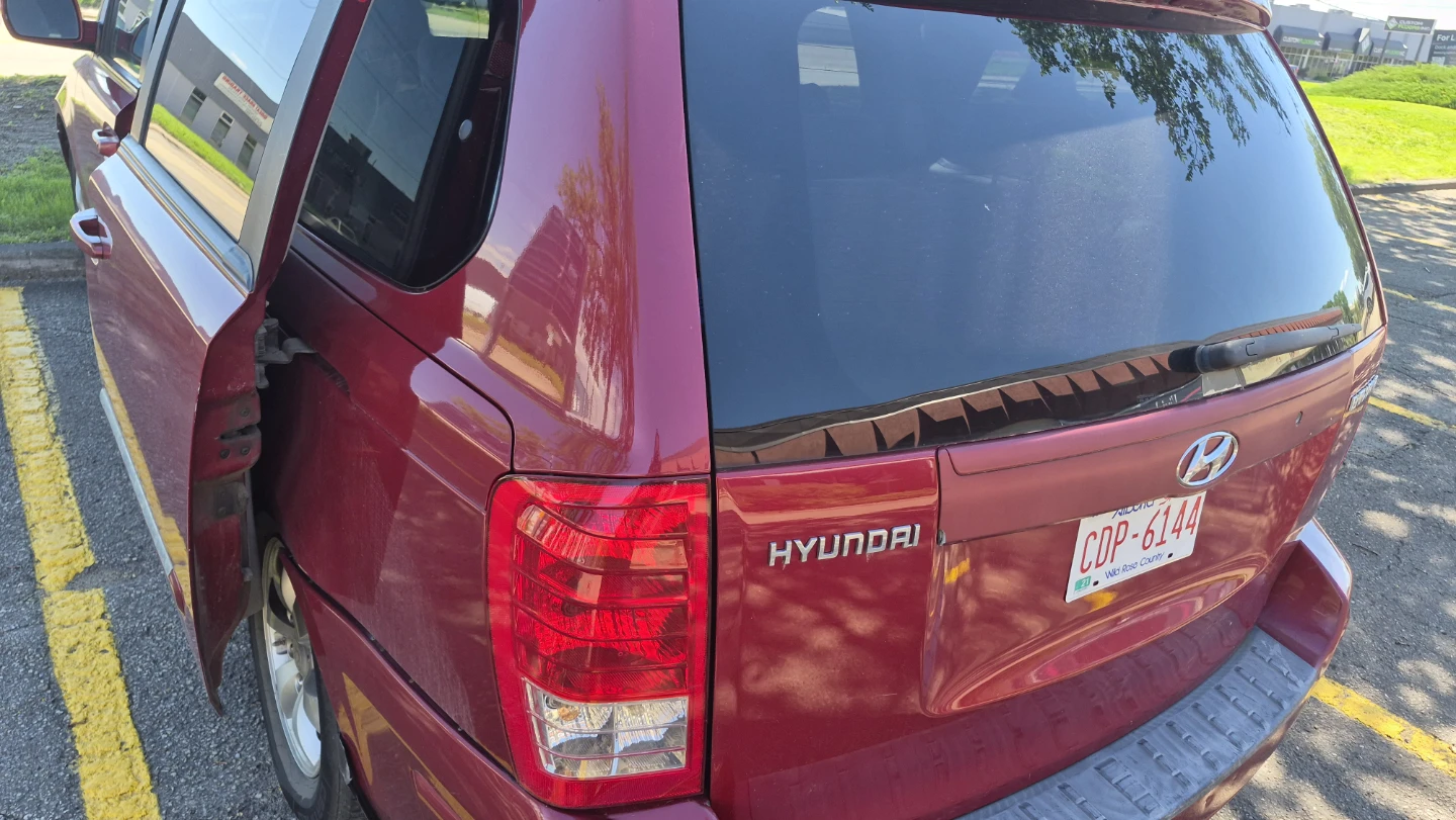 Hyundai Entourage Van - photo 2