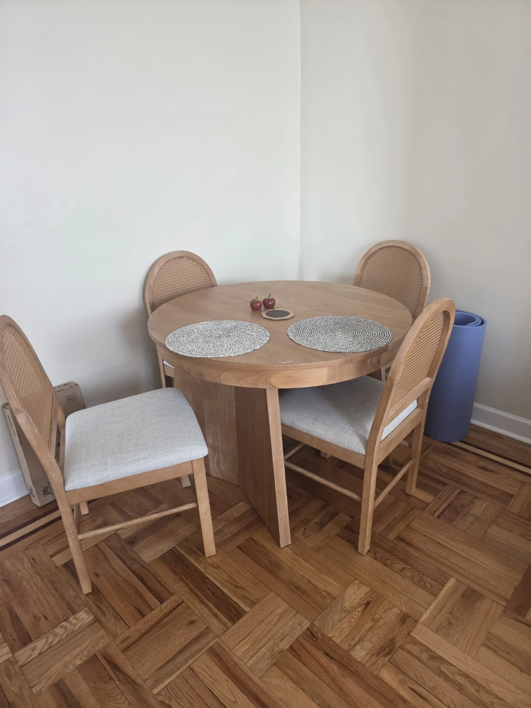 Harper & Bright Designs Round Extendable Dining Table Set