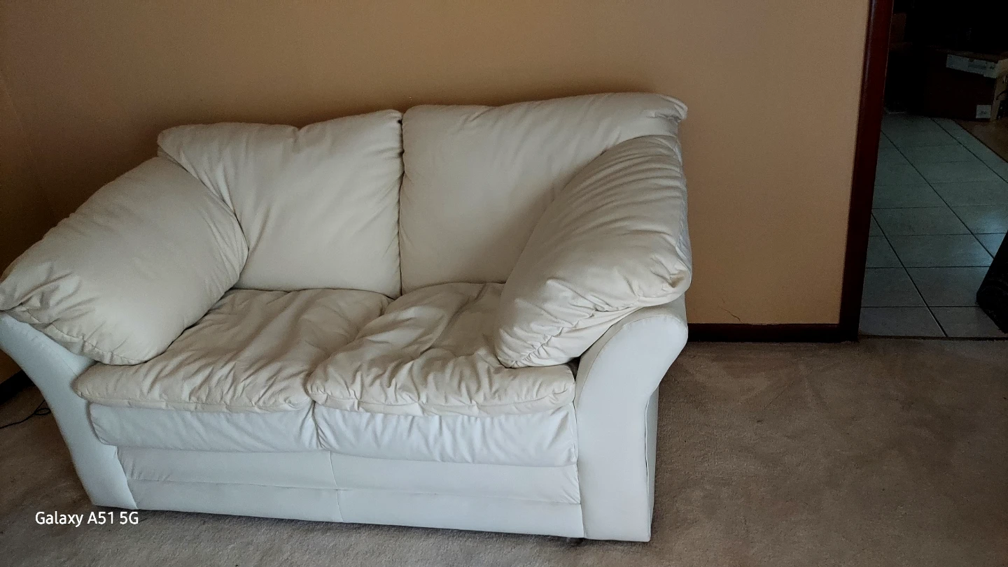 White leather loveseat - photo 3