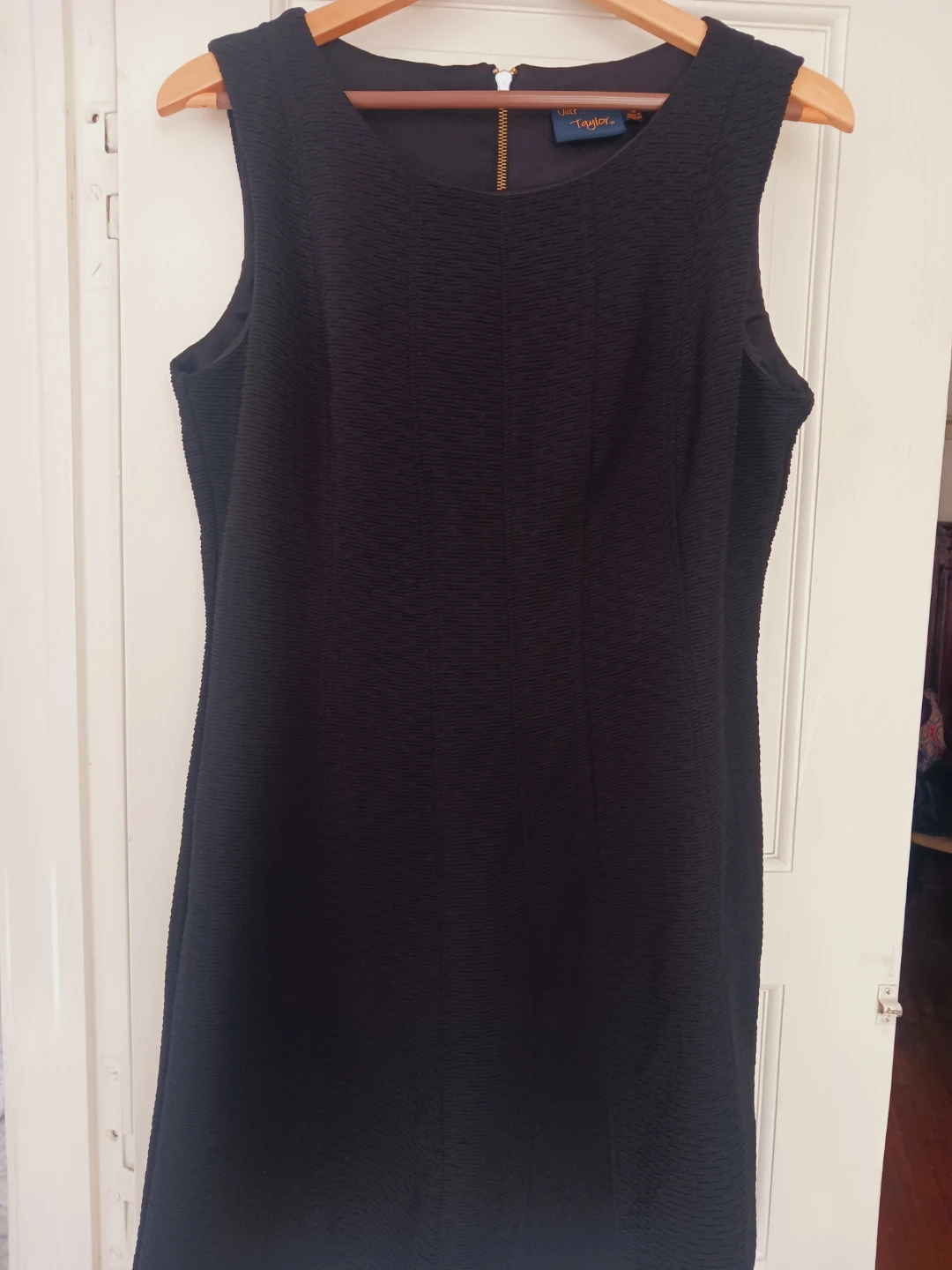 Beautiful Black sleeveless dress. Size 14. - photo 4