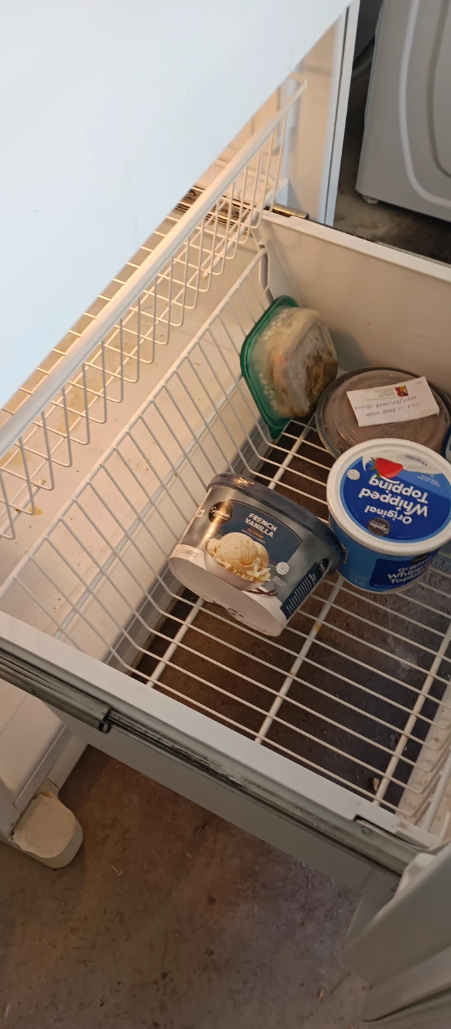 Maytag White Refrigerator with bottom freezer. EUC - photo 4