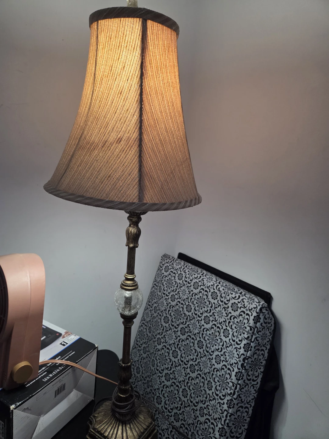 Vintage-style Table Lamp with Tan Shade - photo 4