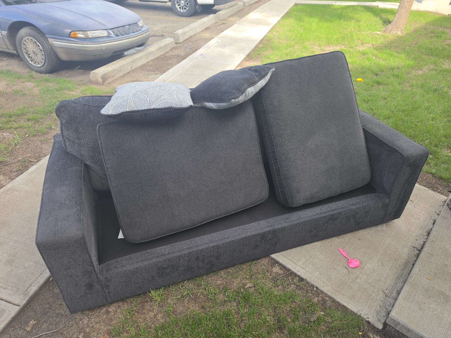 FREE COUCH SMOKE FREE AND PET FREE