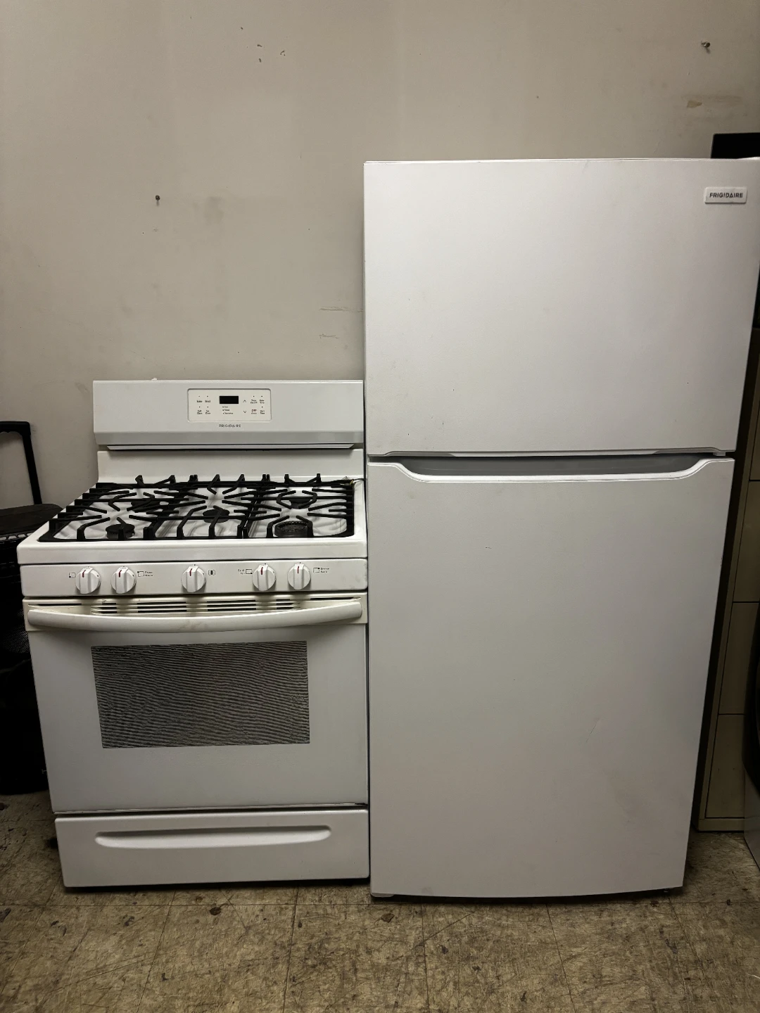 Set de refrigerador y estufa de la marca FRIGIDAIRE