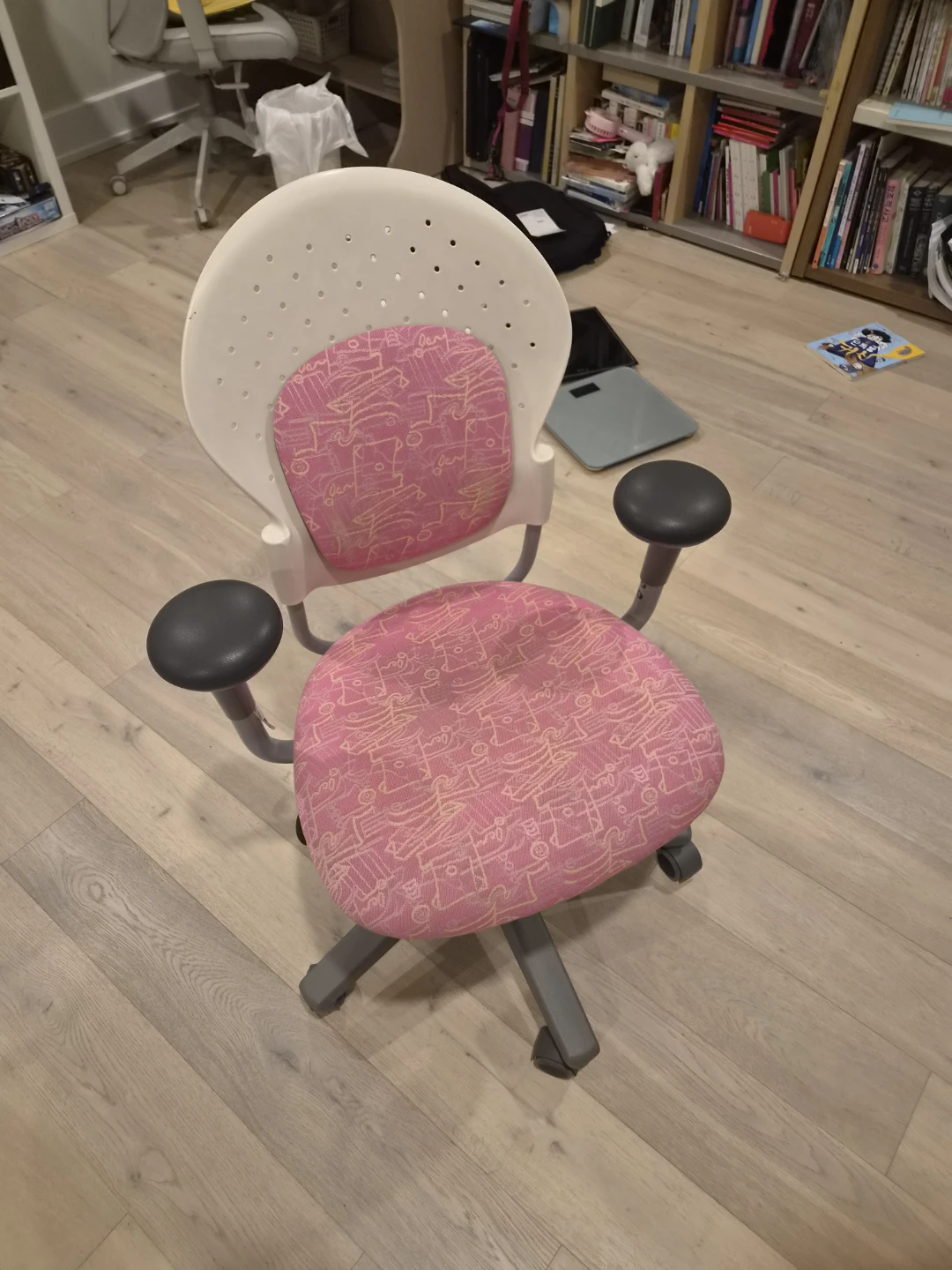 Pink Kids Desk Chair with Adjustable Height - photo 3