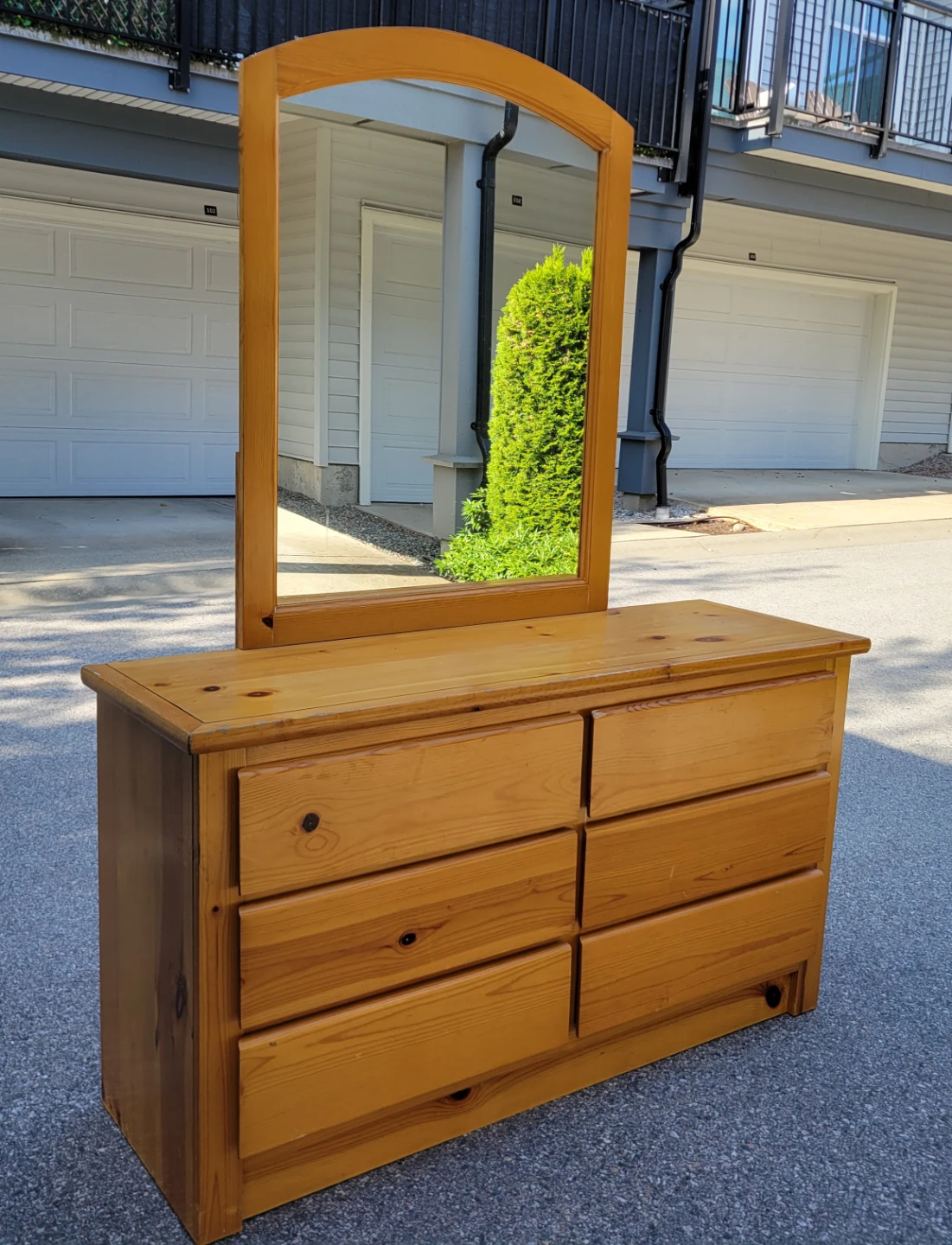 Beautiful Solid Pine 6-Drawer Dresser with Detachable Mirror