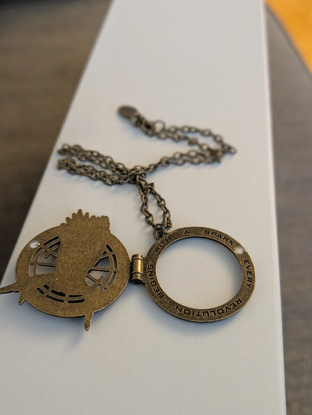 Official Hunger Games Catching Fire Flip Necklace (NECA) - photo 2