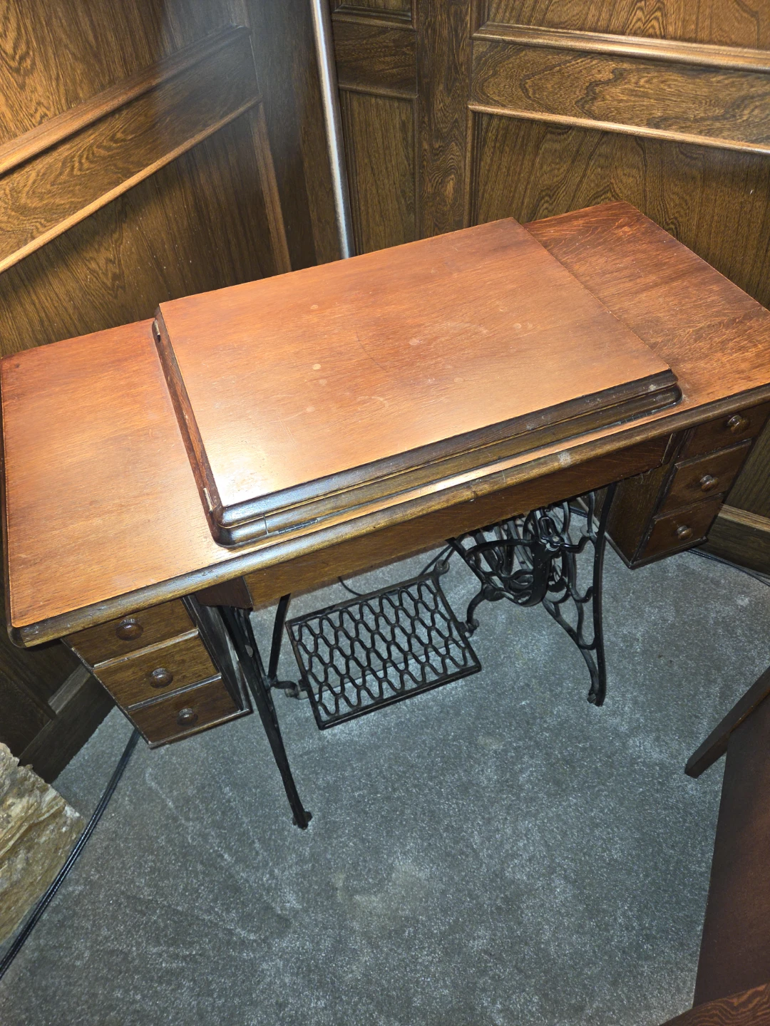 Vintage Singer Sewing Machine with Wooden Cabinet - photo 2