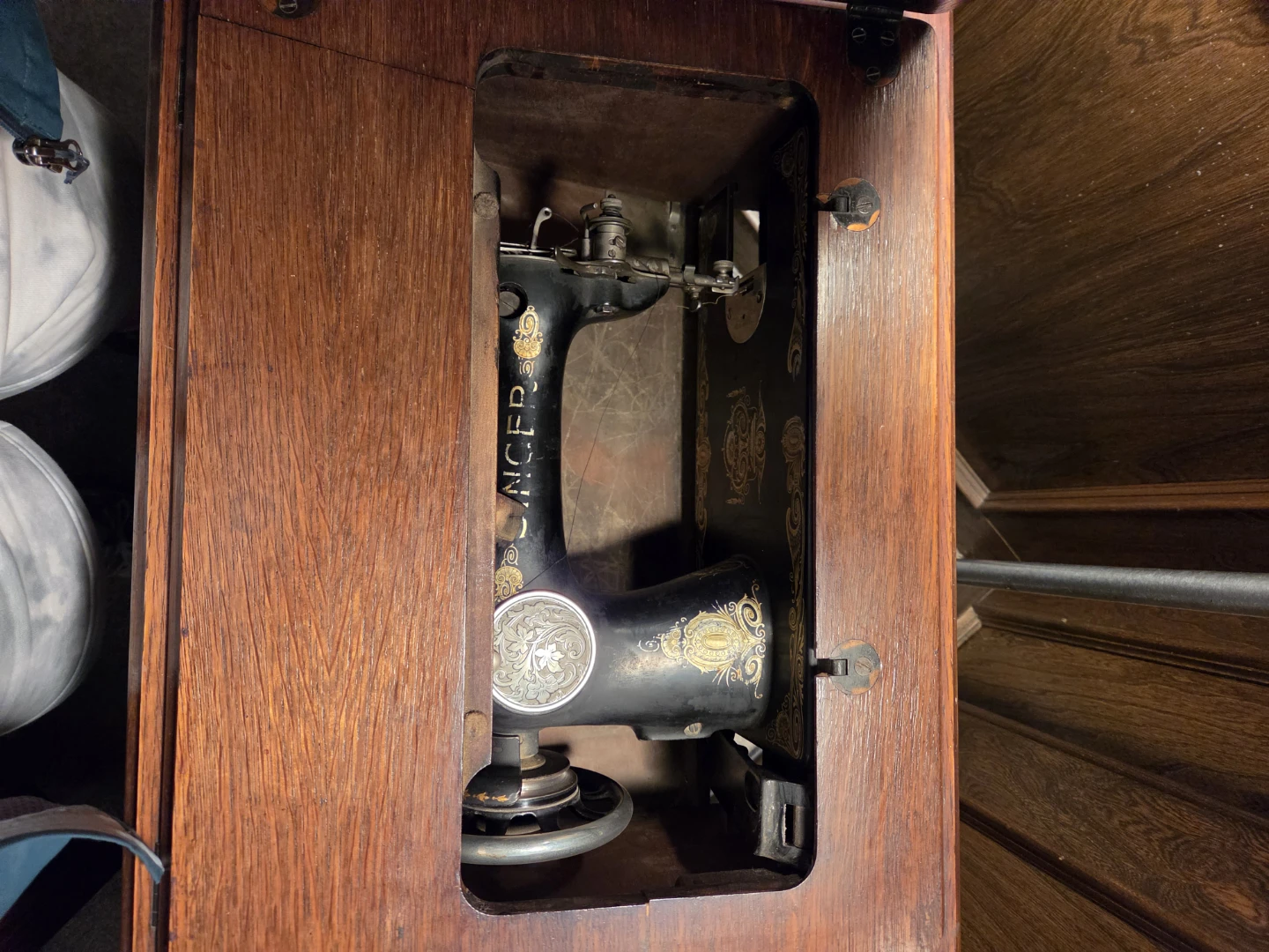 Vintage Singer Sewing Machine with Wooden Cabinet - photo 3