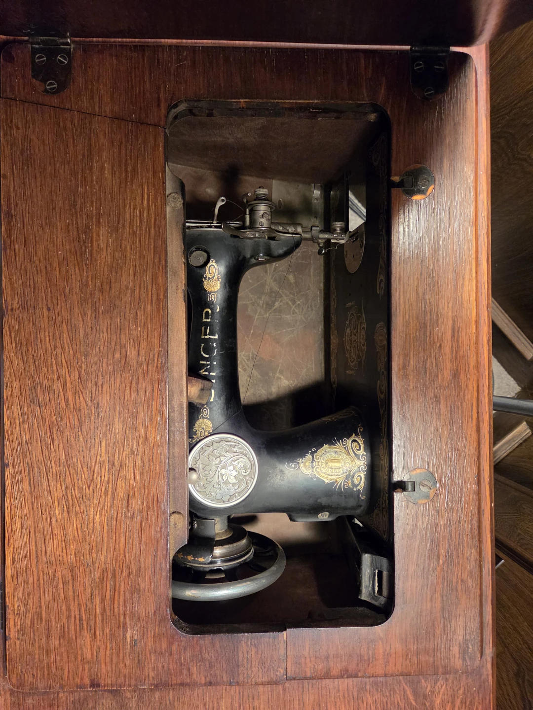 Vintage Singer Sewing Machine with Wooden Cabinet - photo 4