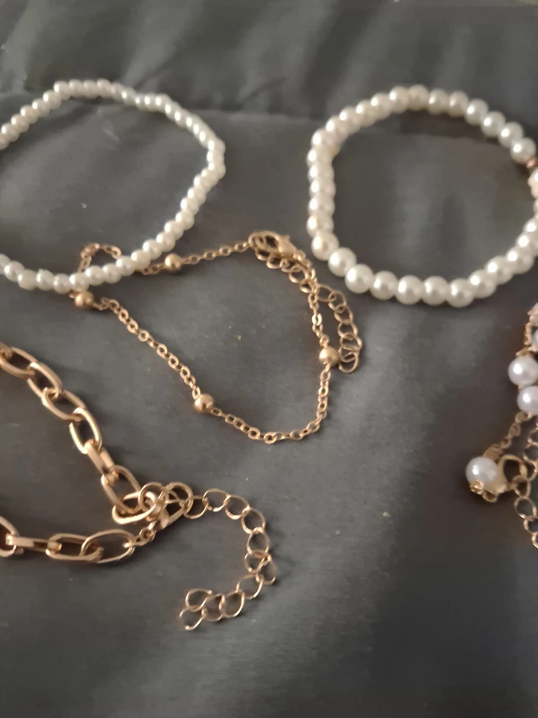 Set of 4 Bracelets - Pearl and Gold Tone