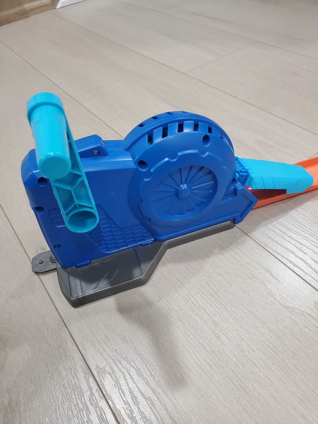 Hot Wheels Track Builder Rev 'n Launch Challenge Playset - photo 4