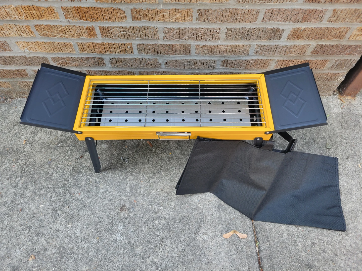 Portable BBQ Grill with carring bag. Brand new!