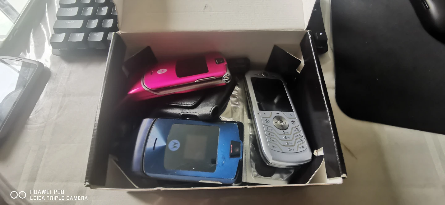 (RARE) Motorala phones package - photo 2
