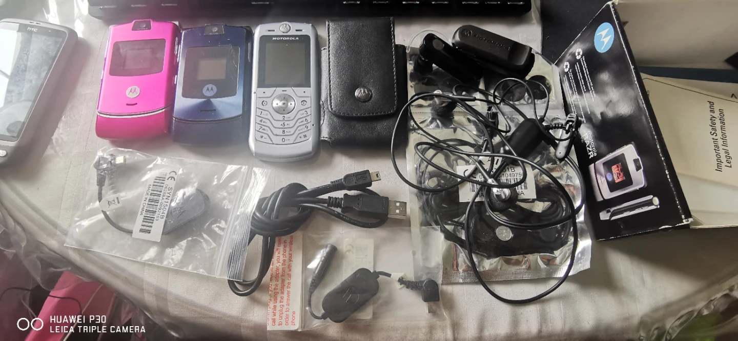 (RARE) Motorala phones package - photo 3