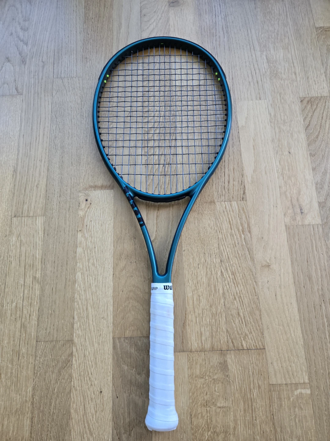Wilson Blade 98 V9 Tennis Racquet