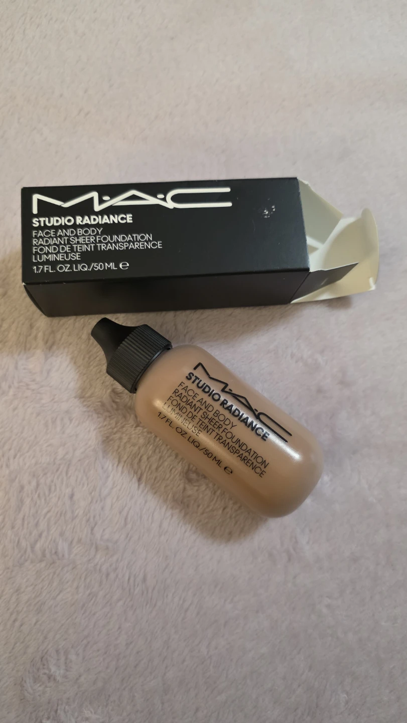 MAC Studio Radiance Face and Body Foundation C3
