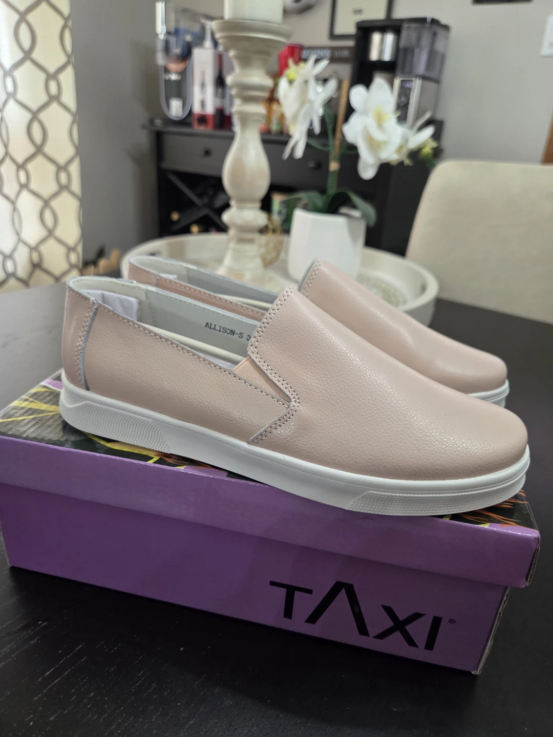 Ladies Slip-On Leather Shoes Size 38 Brand New in Box - photo 3
