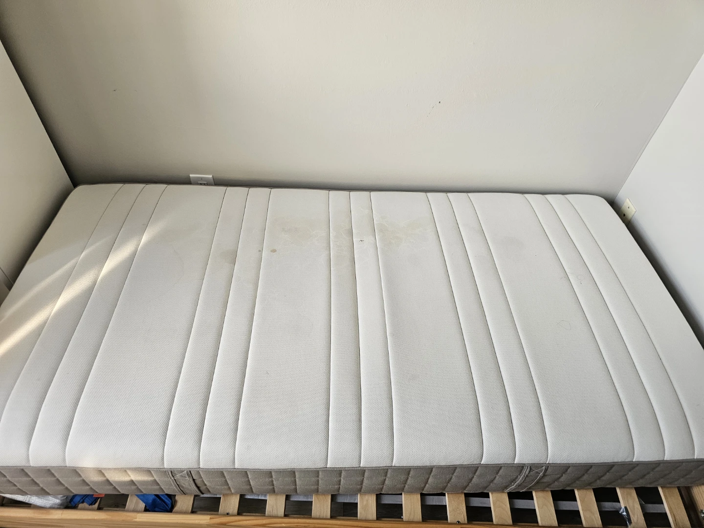 Twin size bed for sale with mattress - photo 2