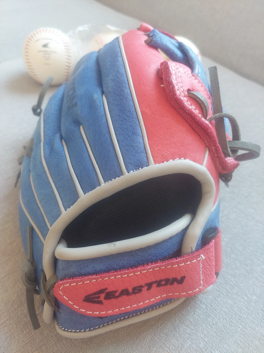 11" Easton Baseball Glove plus 3 balls. - photo 4