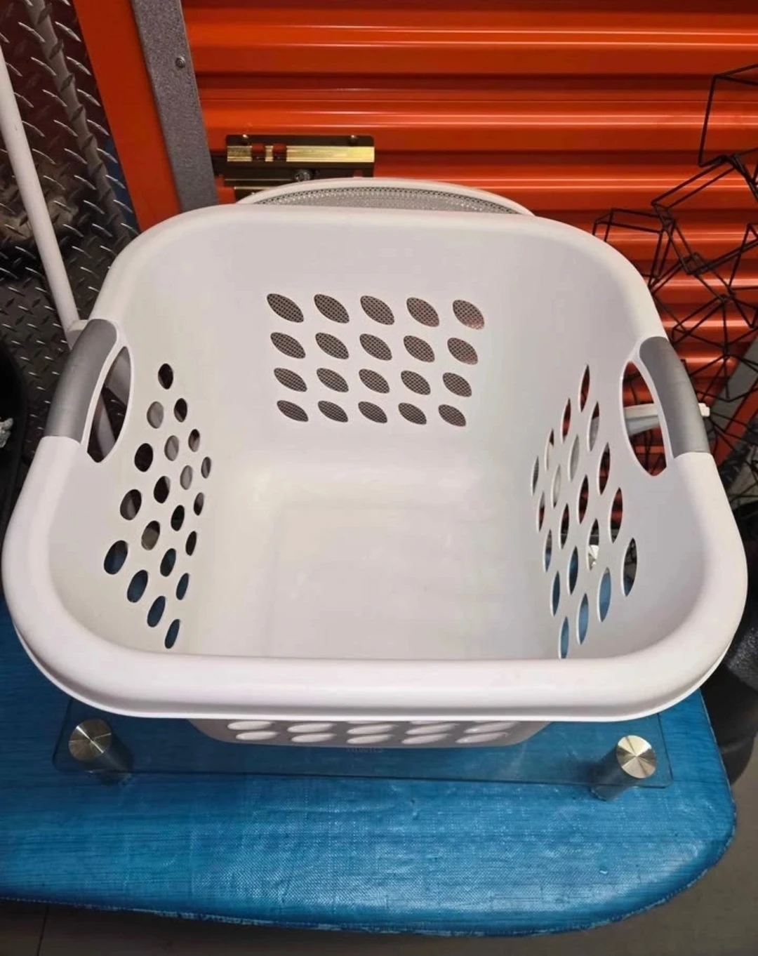 Clean Sterilite Plastic Laundry Basket - photo 2