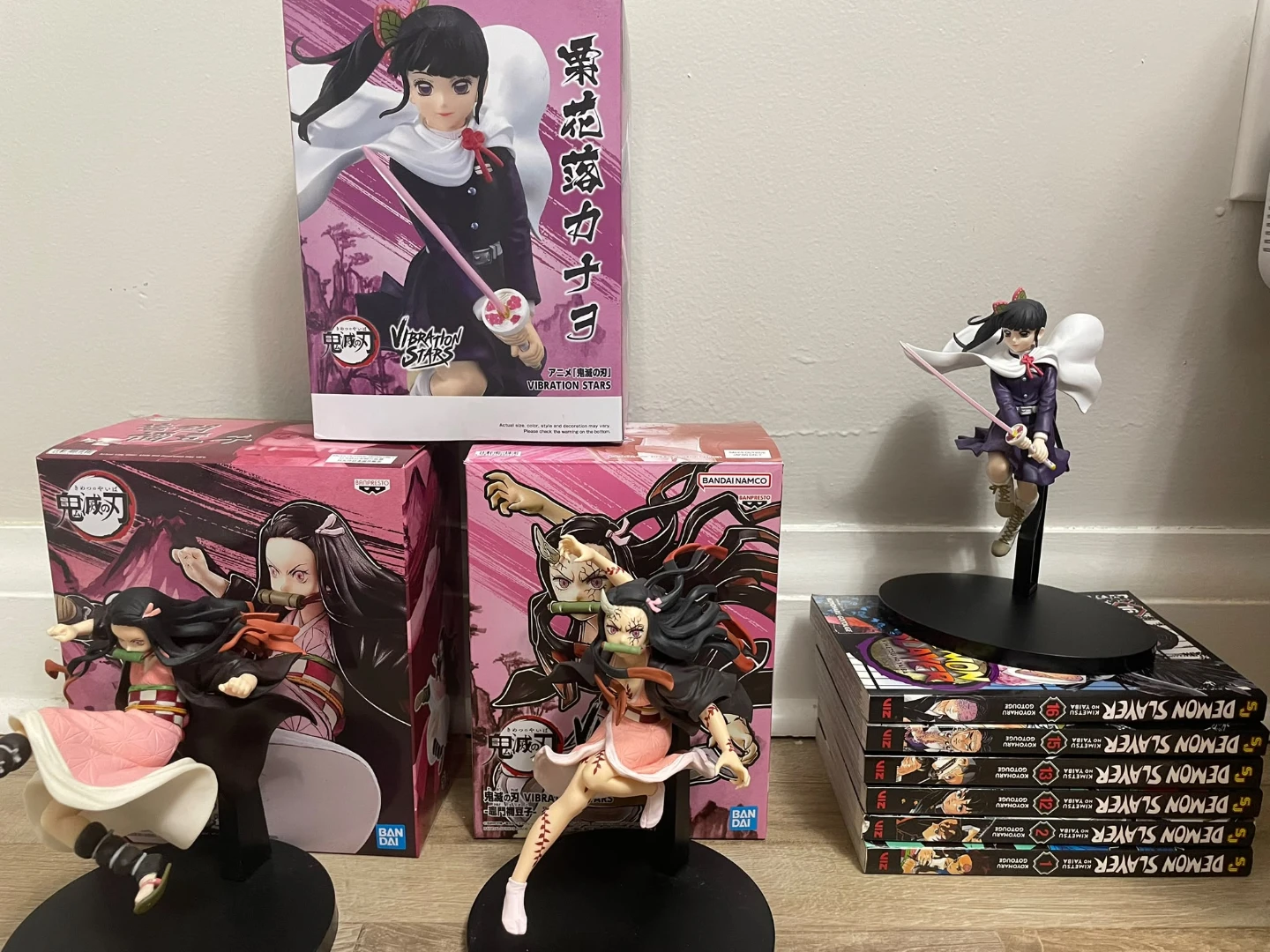 Demon Slayer (Kimetsu no Yaiba) Anime Figures & Manga Set