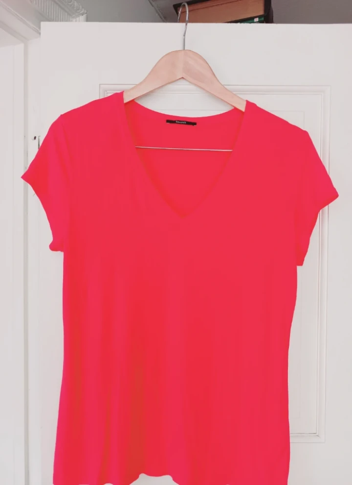 Tahari V-Neck T-Shirt - Bright Pink. Size L.