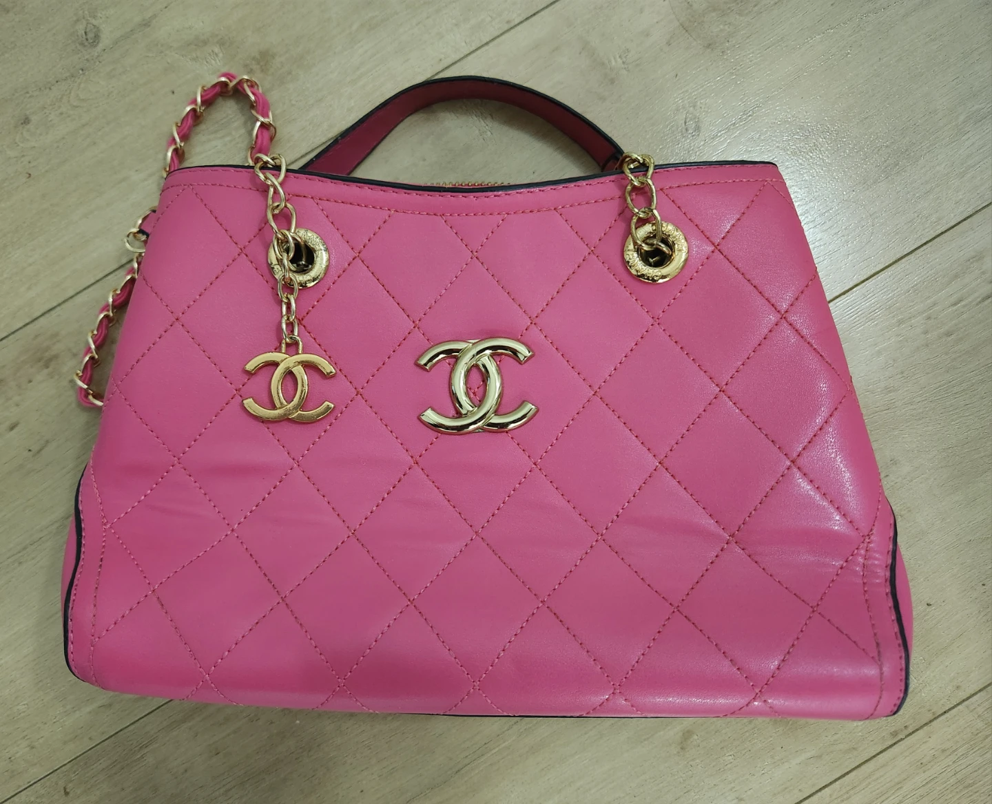 Pink Chanel-Inspired Quilted Handbag with Gold Chain Handles - photo 4