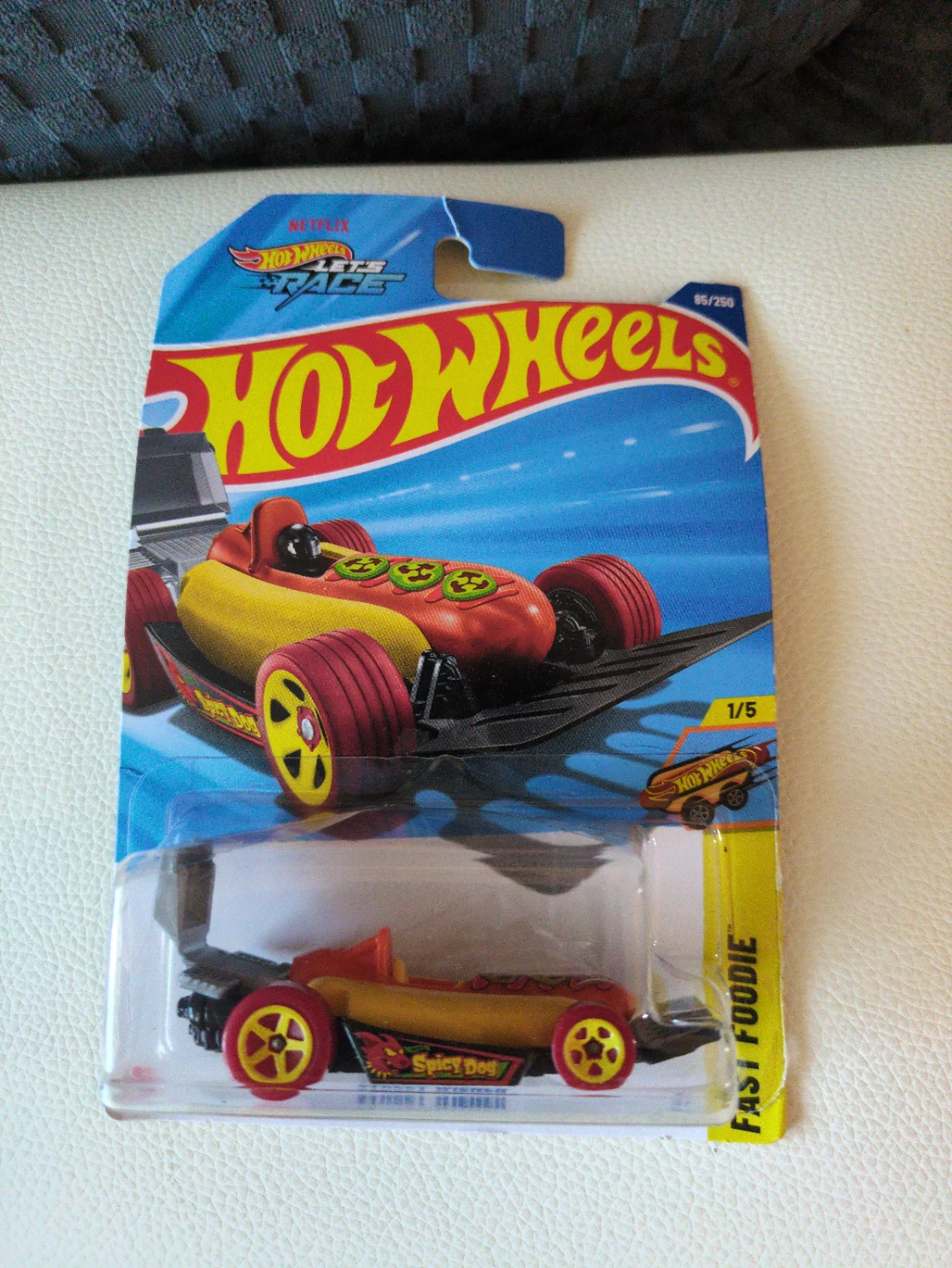 Hot Wheels Spicy Dog Fast Foodie Car
