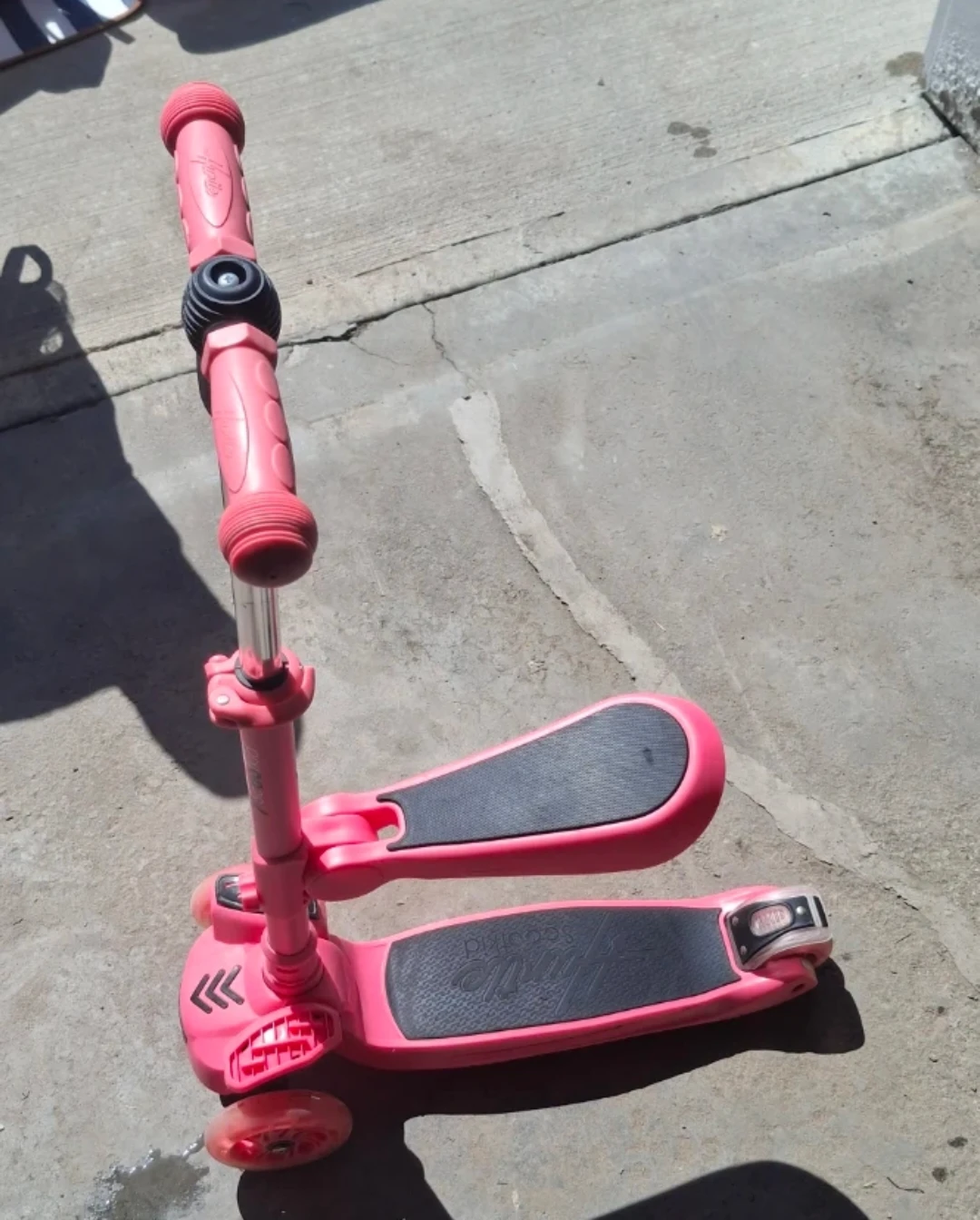Hurtle Light Up 3 Wheel Scooter - photo 2